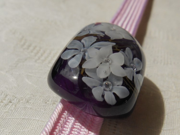 とんぼ玉 帯留　紫にふんわりの花　4分紐用 3枚目の画像