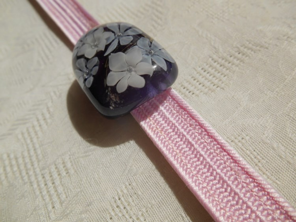 とんぼ玉 帯留　紫にふんわりの花　4分紐用 4枚目の画像