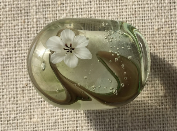 ガラスの帯留　水面(みなも)の花　藻の色* 1枚目の画像