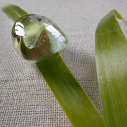 ガラスの帯留　水面(みなも)の花　藻の色* 3枚目の画像