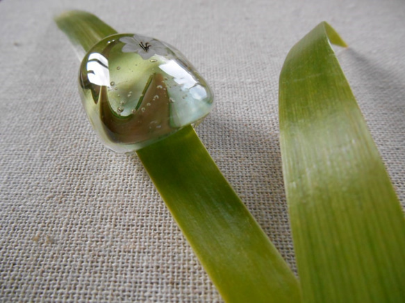 ガラスの帯留　水面(みなも)の花　藻の色* 3枚目の画像