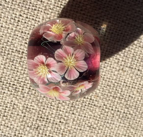 とんぼ玉　ボルドー　ピンクの小花 1枚目の画像