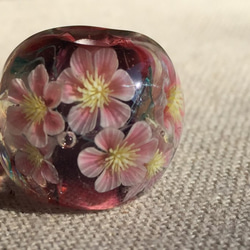 とんぼ玉　ボルドー　ピンクの小花 3枚目の画像