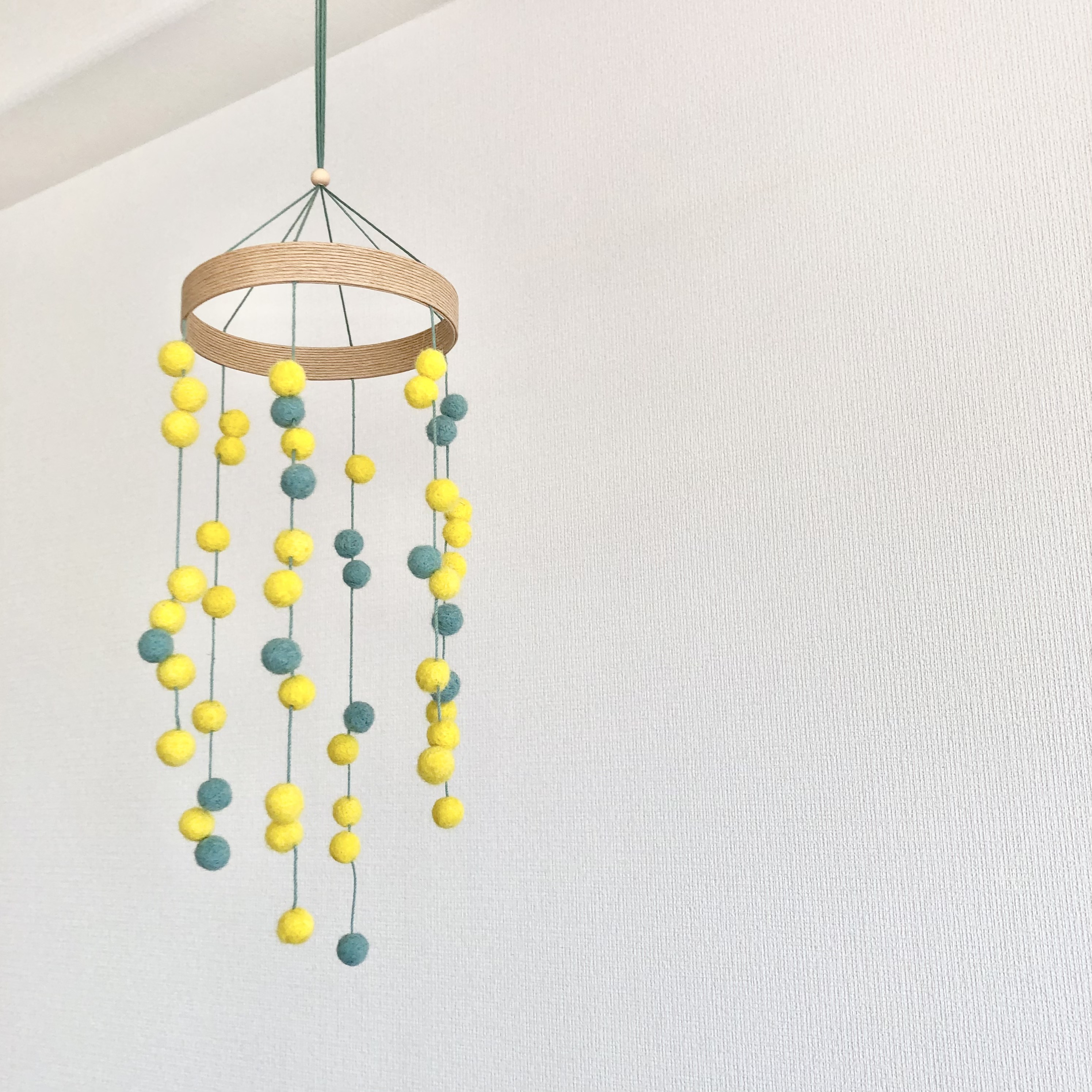 ミモザのつるし飾りモビール　羊毛フェルト