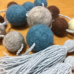 マカロンカラー 羊毛フェルトボールのガーランド ブルー 1枚目の画像