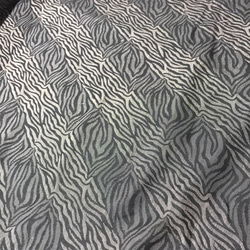 ジャガード織ダブルガーゼ綿100%生地ゼブラ柄黒グレージュ（抗菌防臭加工）115cm×100cm 3枚目の画像