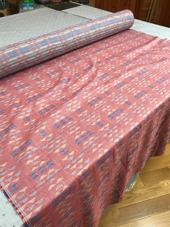 ジャガード織綿100%生地縦糸top糸　ダブルガーゼ三角柄赤色柄（抗菌防臭加工）115cm×100cm 3枚目の画像