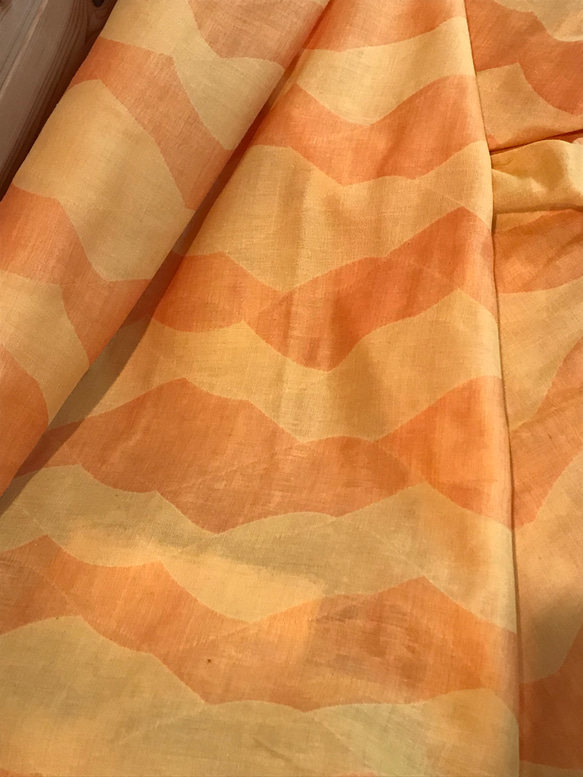ジャガード織ダブルガーゼ綿100%生地ウェブ柄オレンジ黄 1枚目の画像