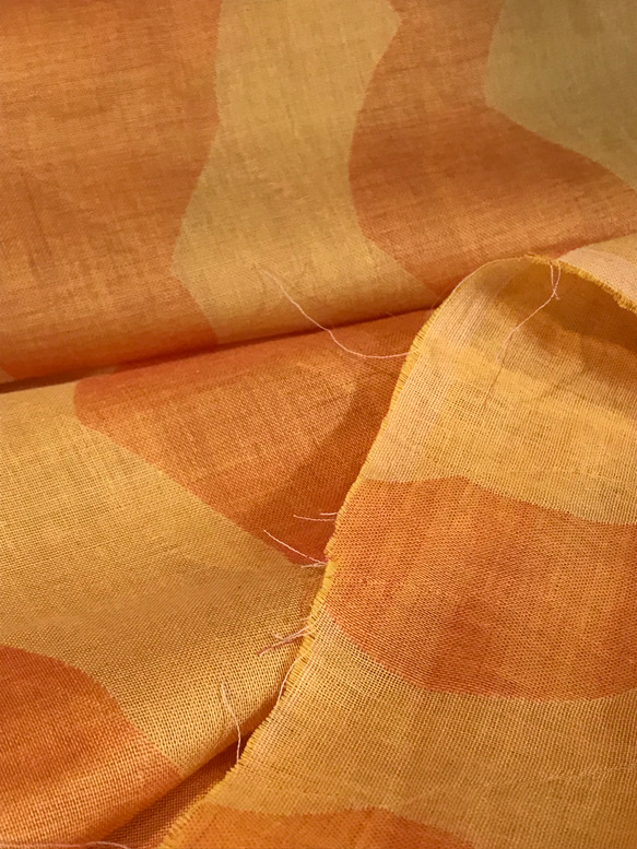 ジャガード織ダブルガーゼ綿100%生地ウェブ柄オレンジ黄 2枚目の画像