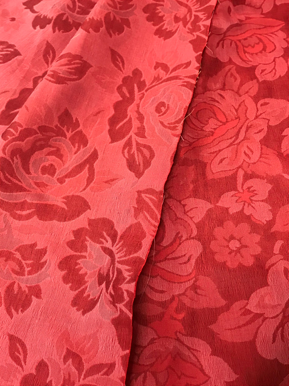 薔薇柄薄いダブルガーゼ綿100%生地ピンクっぽい赤 2枚目の画像