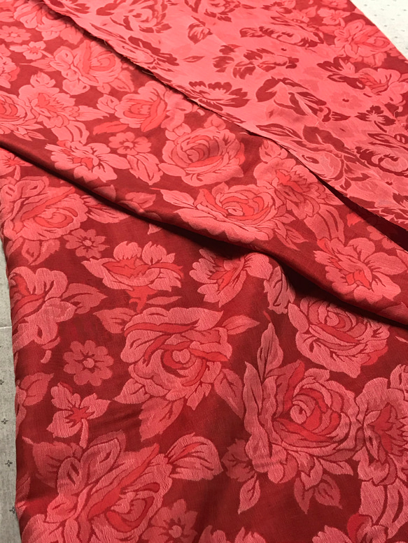 薔薇柄薄いダブルガーゼ綿100%生地ピンクっぽい赤 3枚目の画像