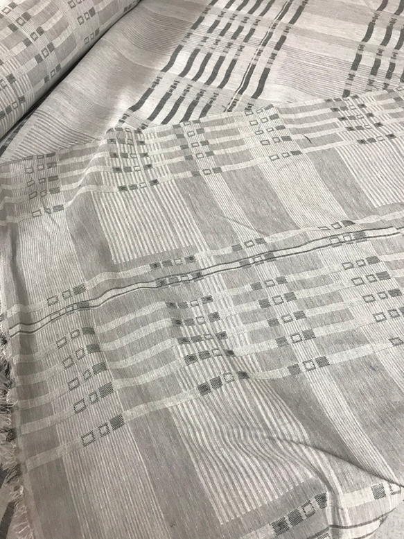 ジャガード織綿100%生地縦糸top糸　ダブルガーゼ幾何学的柄（抗菌防臭加工）115cm×100cmグレーピンク 3枚目の画像