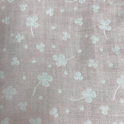 綿100%トリプルガーゼ四葉のクローバーベー薄いピンク白生地（抗菌防臭加工） 1枚目の画像