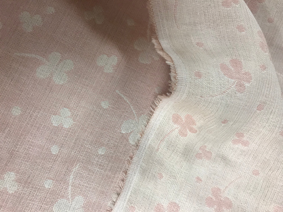 綿100%トリプルガーゼ四葉のクローバーベー薄いピンク白生地（抗菌防臭加工） 2枚目の画像