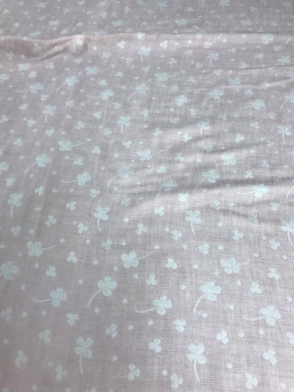 綿100%トリプルガーゼ四葉のクローバーベー薄いピンク白生地（抗菌防臭加工） 3枚目の画像