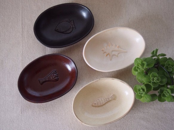海のグラタン皿（サカナ柄、白） 5枚目の画像