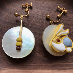 貝母月亮兔子黃銅耳夾．以傳統旗袍花鈕技術制怍 第3張的照片