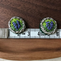 ブドウの刺繍のイヤリング。耳クリップまたは耳のピン 6枚目の画像