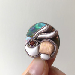 兔子與月亮．貝母純銀耳環．以傳統旗袍花鈕技術制怍 第1張的照片
