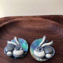 兔子與月亮．貝母純銀耳環．以傳統旗袍花鈕技術制怍 第5張的照片
