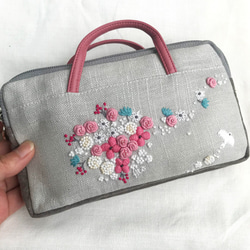 再販×２　通帳ポーチ「花と鳥たち」 通帳ポーチ　ペンケース　スマホポーチ　手刺繍　Wファスナー　　 2枚目の画像