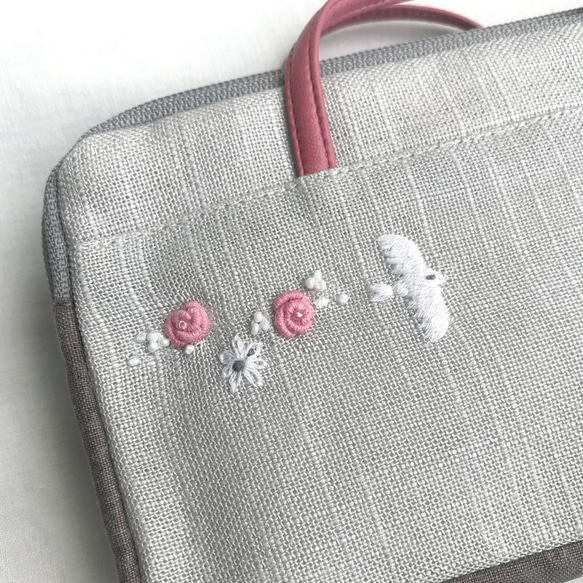 再販×２　通帳ポーチ「花と鳥たち」 通帳ポーチ　ペンケース　スマホポーチ　手刺繍　Wファスナー　　 4枚目の画像