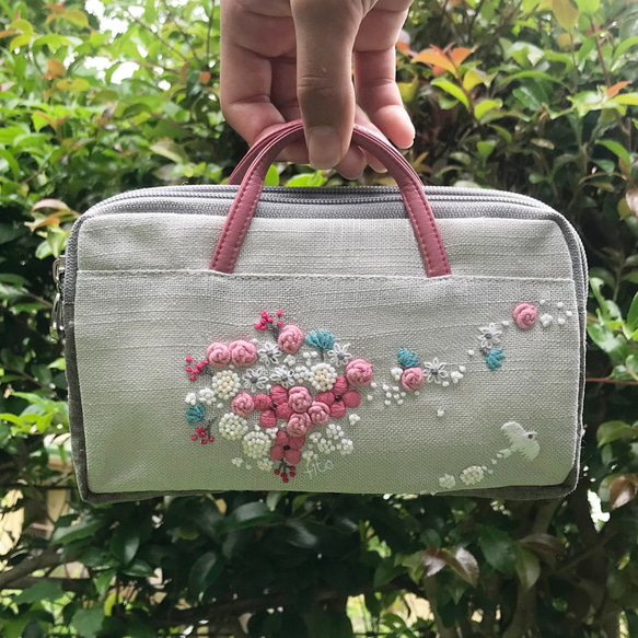 再販×２　通帳ポーチ「花と鳥たち」 通帳ポーチ　ペンケース　スマホポーチ　手刺繍　Wファスナー　　 8枚目の画像