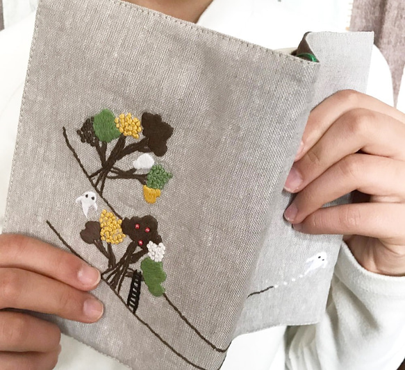 刺繍ブックカバー「森にオバケが住んでいるらしいよ」 1枚目の画像