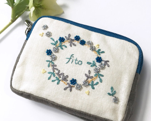 絶対おススメのポーチ「プチプチ花リース」手刺繍 Wファスナー
