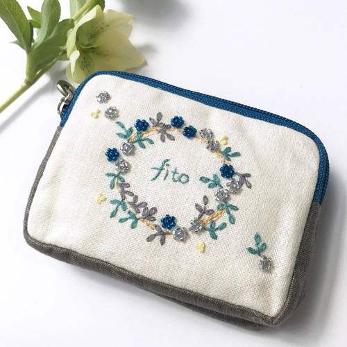 絶対おススメのポーチ「プチプチ花リース」手刺繍 Wファスナー