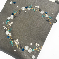 再販×4　スマホショルダー　手刺繍「プチプチ花のリース」　サコッシュ 3枚目の画像