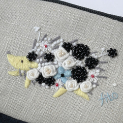 絶対おススメポーチ！「花まとうハリネズミ」手刺繍 Wファスナー　 1枚目の画像