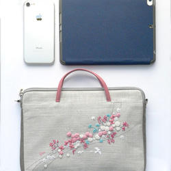 サコッシュ　タブレットポーチ　手刺繍「流れ花　ピンク」　ショルダーストラップ付　 5枚目の画像