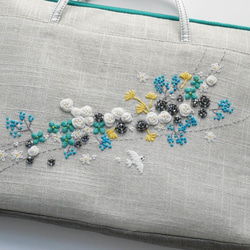 サコッシュ　手刺繍「流れ花　ブルー」ショルダーストラップ付 　 3枚目の画像