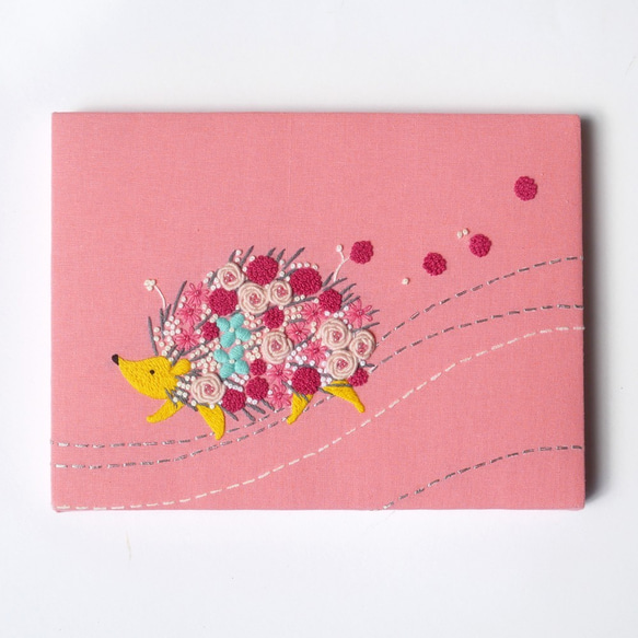 手刺繍パネル「花まとうハリネズミ　ピンク」　インテリア　ファブリックパネル 1枚目の画像