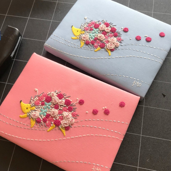 手刺繍パネル「花まとうハリネズミ　ピンク」　インテリア　ファブリックパネル 6枚目の画像