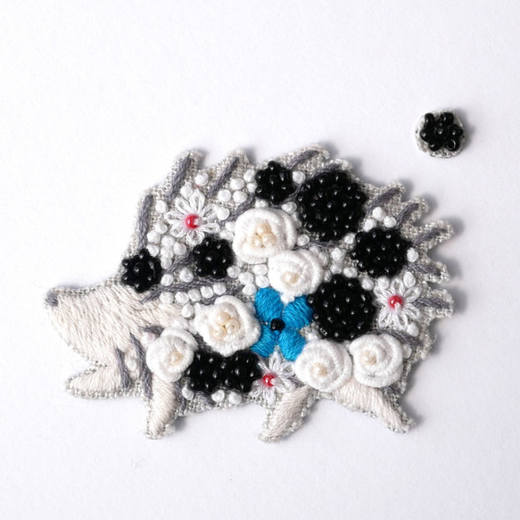 手刺繍シール　ししゅール　「花まとうハリネズミ BK」　刺繍　ステッカー　スマホ 1枚目の画像