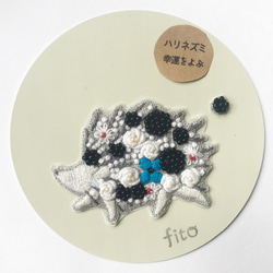 手刺繍シール　ししゅール　「花まとうハリネズミ BK」　刺繍　ステッカー　スマホ 5枚目の画像