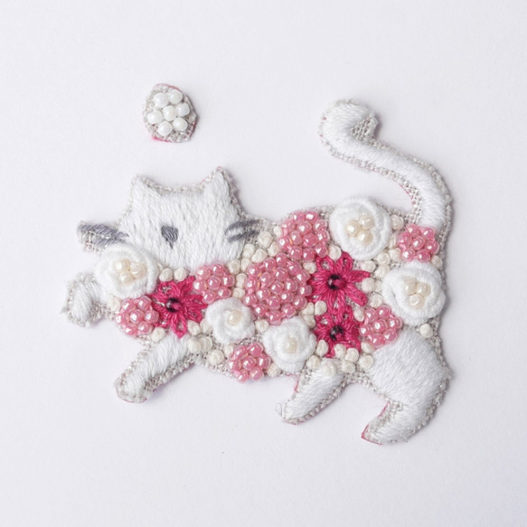 手刺繍シール　ししゅール「花まとうネコ WH」　刺繍ステッカー スマホ 花刺繍　猫刺繍 ワッペン 1枚目の画像
