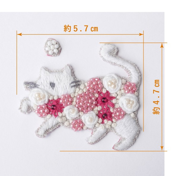 手刺繍シール　ししゅール「花まとうネコ WH」　刺繍ステッカー スマホ 花刺繍　猫刺繍 ワッペン 4枚目の画像