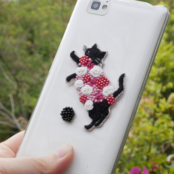 手刺繍シール　ししゅール「花まとうネコ-立ち BK」刺繍ステッカー スマホ 花刺繍　猫刺繍 ワッペン 2枚目の画像