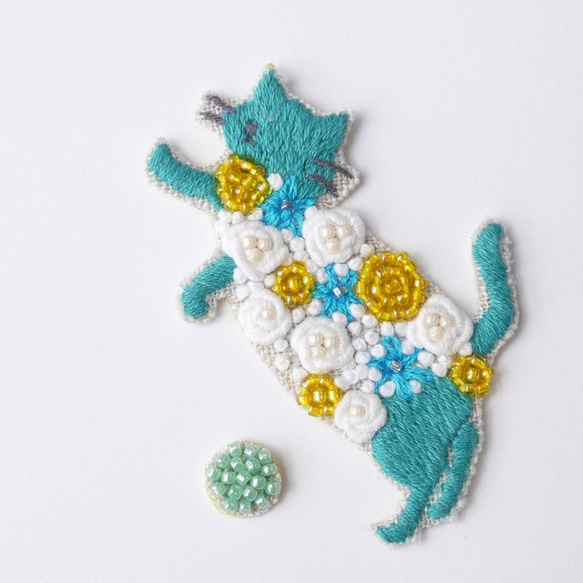 再販　手刺繍シール　ししゅール「花まとうネコ-立ち GR」刺繍ステッカー スマホ 花刺繍　猫刺繍 ワッペン 1枚目の画像