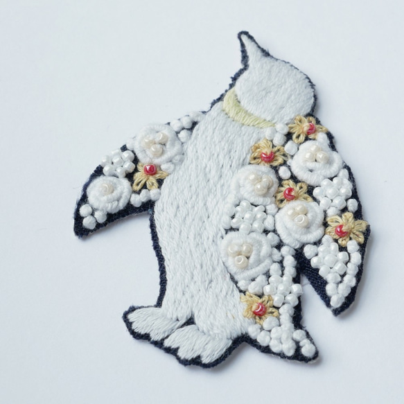 手刺繍シール ししゅール「ペンギン」ラッキーモチーフ　刺繍　PCアクセサリー　ステッカー 2枚目の画像