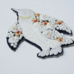 手刺繍シール ししゅール「ペンギン」ラッキーモチーフ　刺繍　PCアクセサリー　ステッカー 3枚目の画像