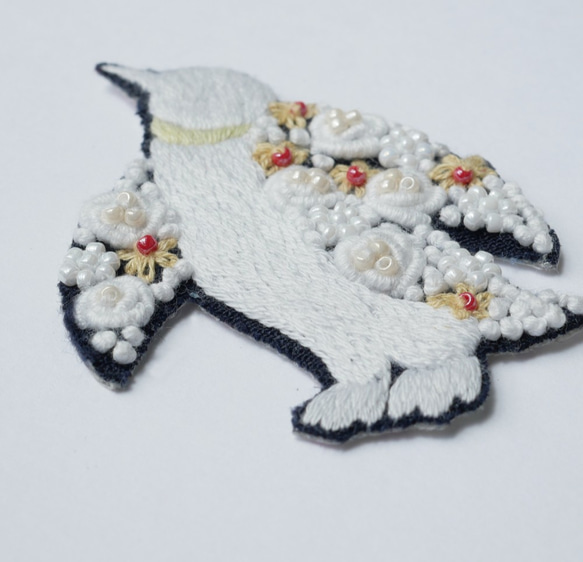手刺繍シール ししゅール「ペンギン」ラッキーモチーフ　刺繍　PCアクセサリー　ステッカー 3枚目の画像