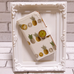 iPhone用 スマホケース パイナップル柄 ハンドメイド 手帳型 ホワイト 1枚目の画像