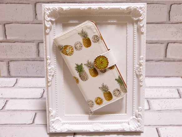 iPhone用 スマホケース パイナップル柄 ハンドメイド 手帳型 ホワイト 1枚目の画像