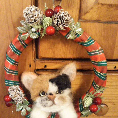 クリスマスリース三毛猫 羊毛フェルト pipi 通販｜Creema(クリーマ 