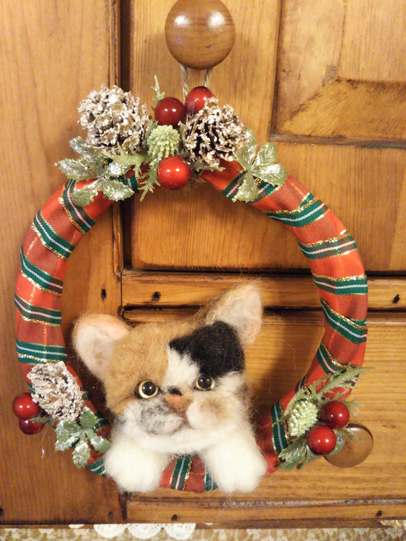 羊毛フェルト。猫。クリスマス。リース付き (羊毛フェルトの 羊毛フェルト。猫。クリスマス。リース付き (羊毛フェルトの