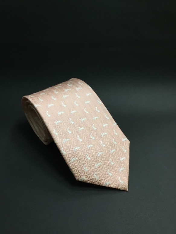 「卯」京織ユニークネクタイ　　シルク100％　薄ピンク 1枚目の画像